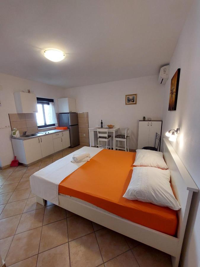 Apartments Nenad & Marija Pag Town Bagian luar foto
