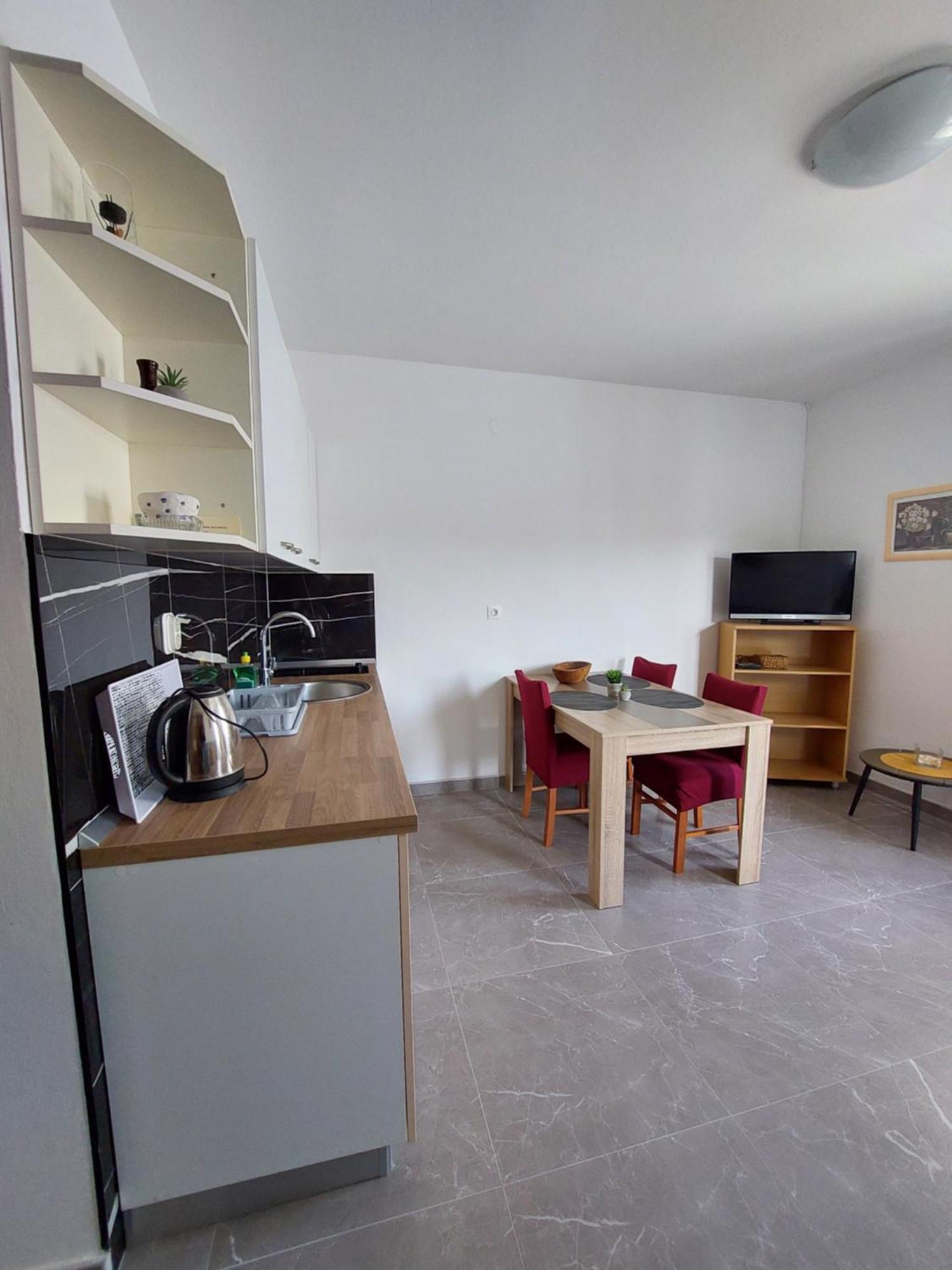 Apartments Nenad & Marija Pag Town Bagian luar foto