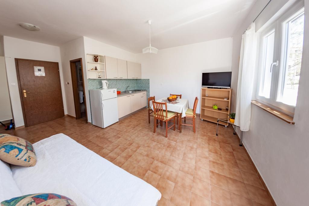 Apartments Nenad & Marija Pag Town Bagian luar foto